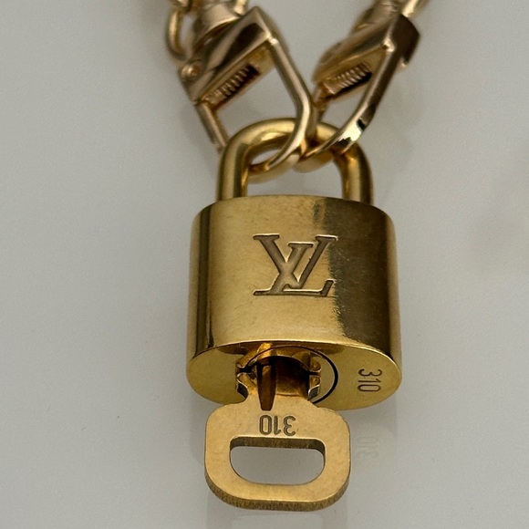 Louis Vuitton padlock #310 with non-branded chain - Picture 3 of 5